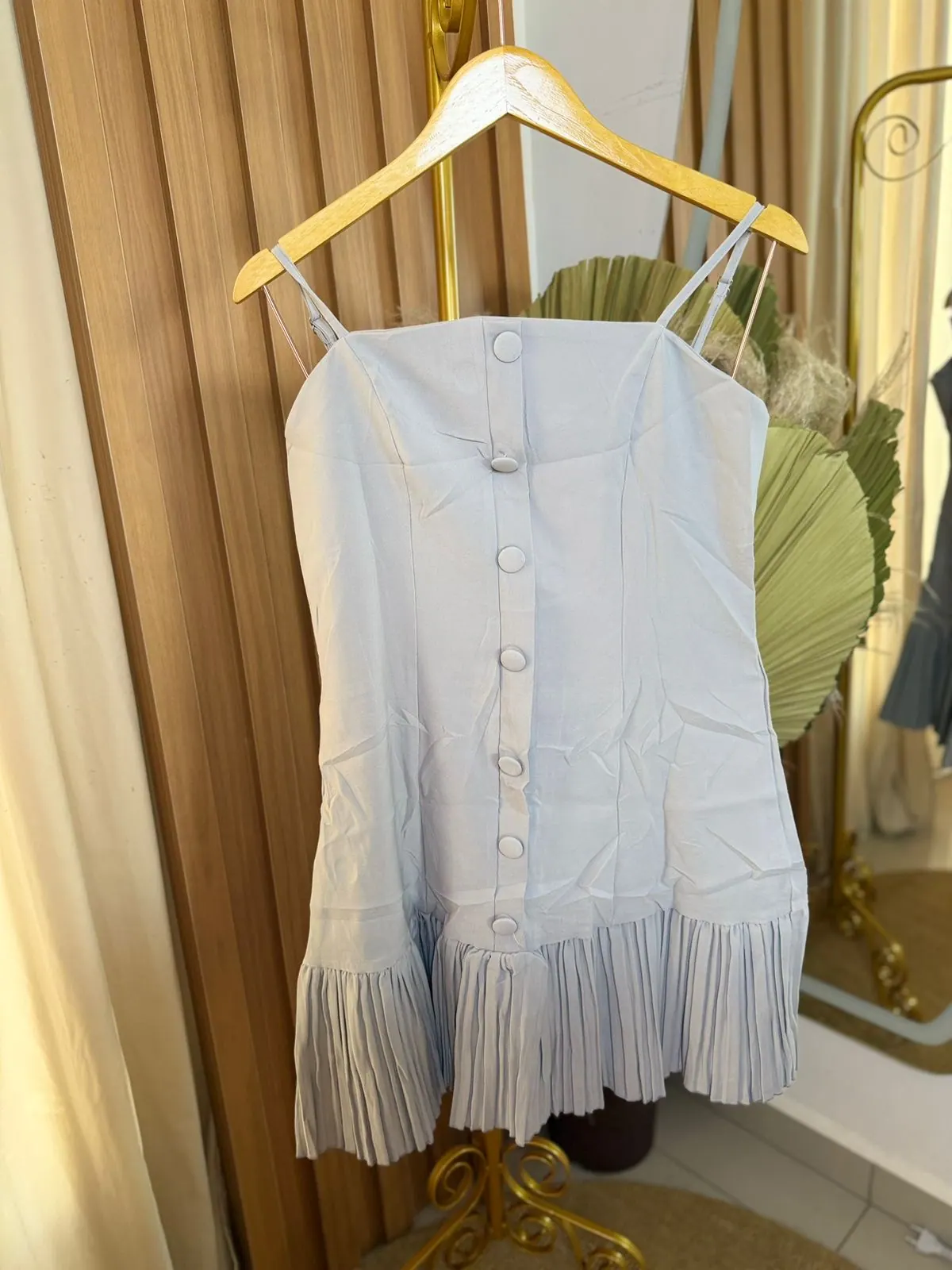 Vestido curto com detalhes em botão