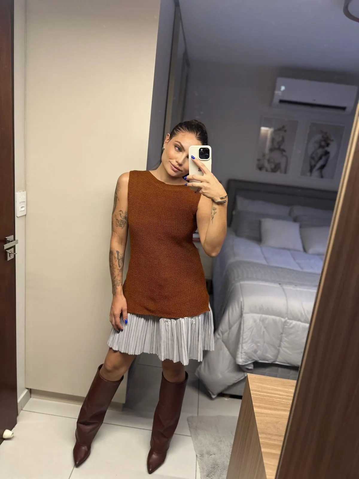 Vestido curto com detalhes em botão