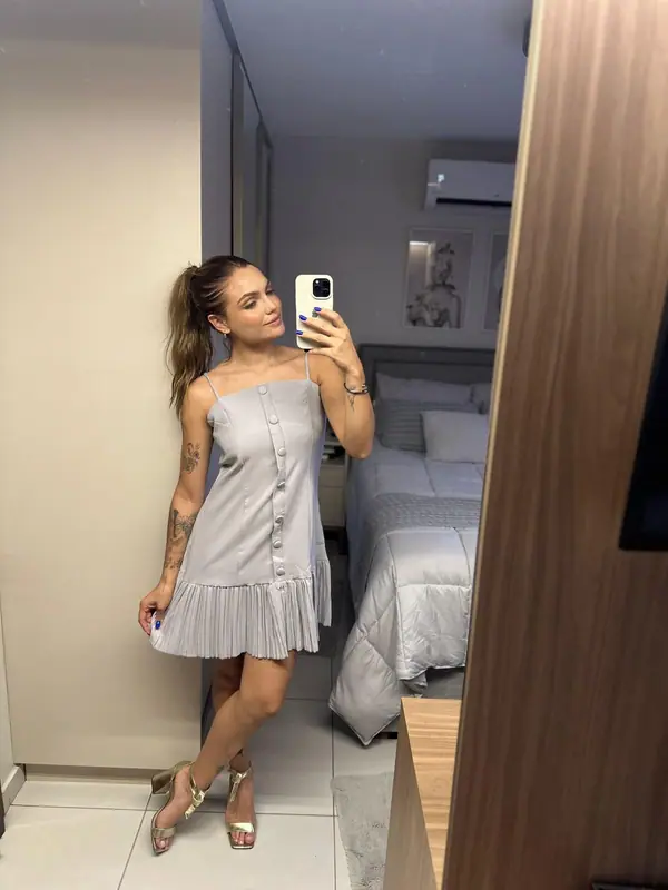 Vestido curto com detalhes em botão